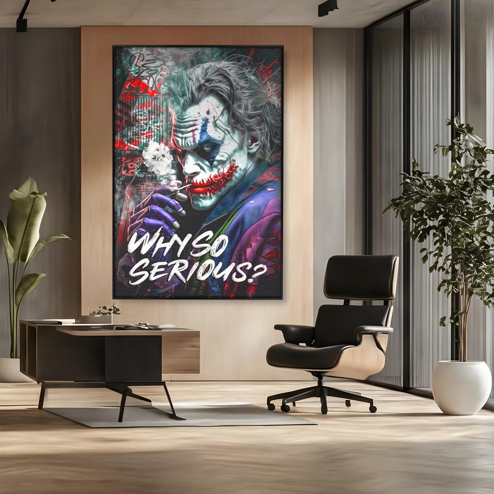 Tablou canvas cu tablou canvas cu jokerul fumand, in rama de aluminiu negru, pe perete intr-un birou